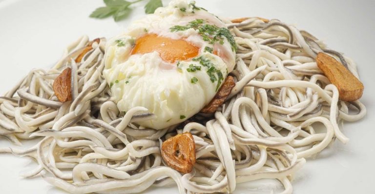 Huevos rotos con gulas: la receta rápida que está para morirse