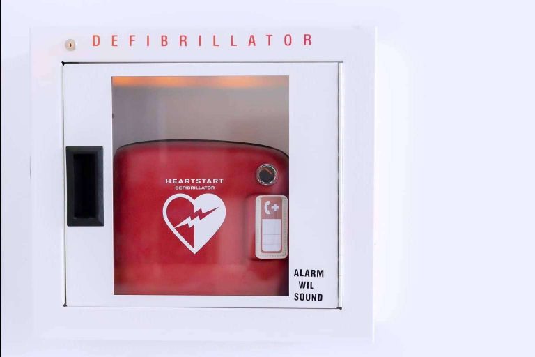 La importancia de contar con desfibriladores en comunidades de vecinos