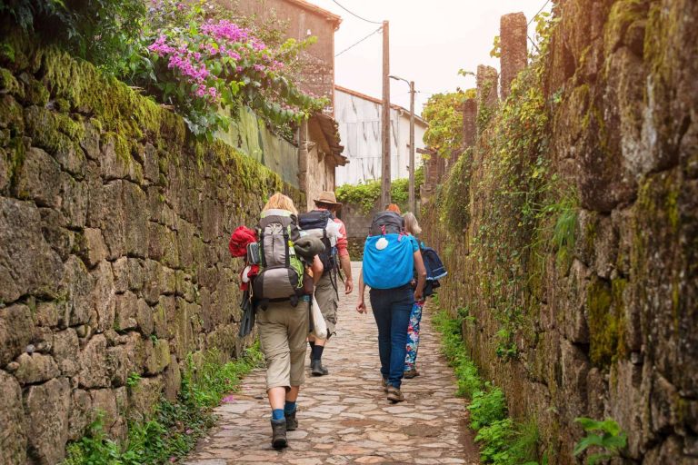 Motivos para emprender el Camino de Santiago en Semana Santa y dónde encontrar toda la equipación necesaria