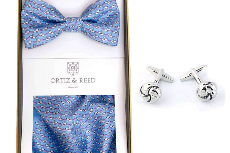 Las pajaritas y los pañuelos de bolsillo se mantienen como complementos perfectos para lucir elegante