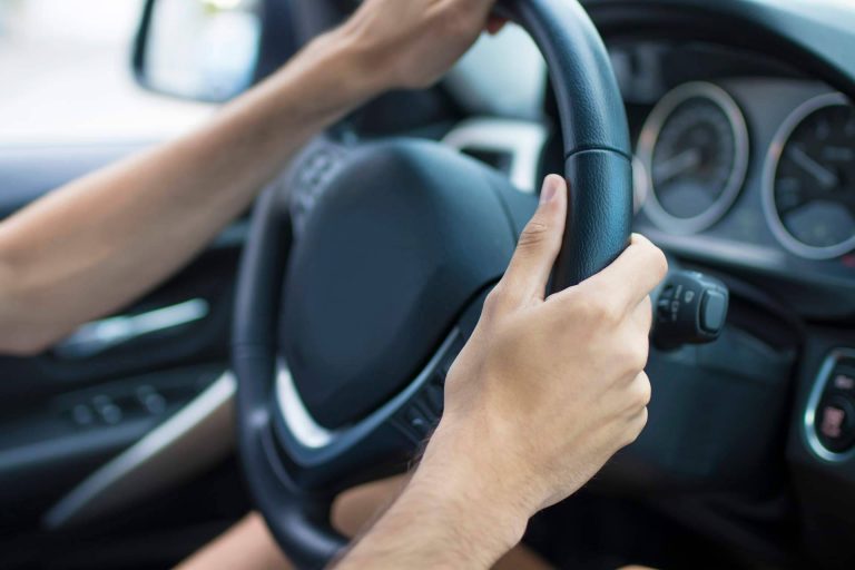 ¿Cuáles son las consecuencias de no llevar el carnet de conducir o usarlo caducado?