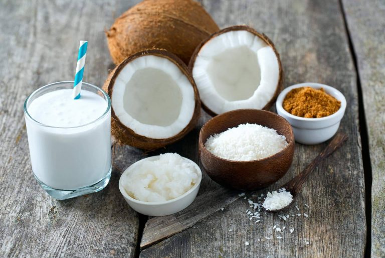 Los beneficios de la leche de coco, la bebida vegetal con la que se pueden hacer recetas sanas