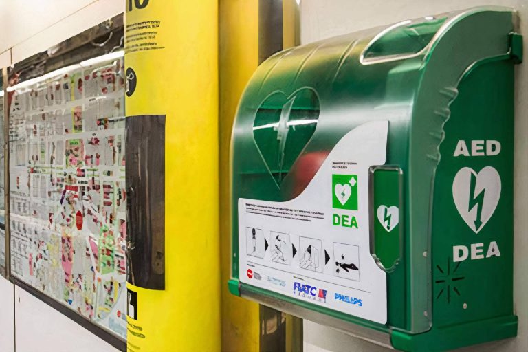 De qué manera funciona un desfibrilador, de la mano de Reanimando