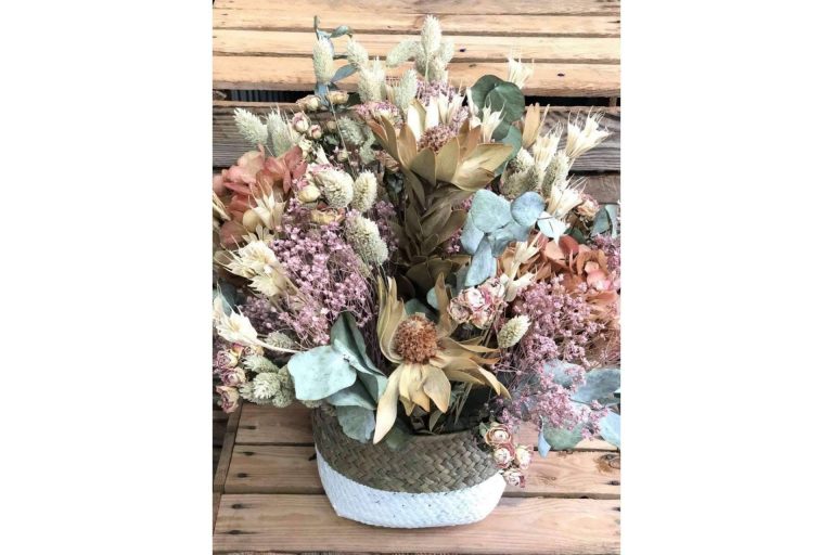 Una manera bonita de decorar un hogar es usando ramos de flores secas