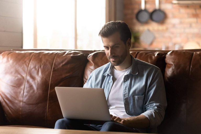 Una combinación perfecta para el éxito en el aprendizaje de inglés en empresa, las clases de inglés online y los materiales digitales de Learn Hot English