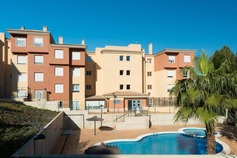 Bazán Abogados ofrece asesoría sobre la propiedad horizontal y piscinas comunitarias