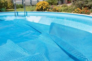 La importancia de contar con una manta térmica para piscina
