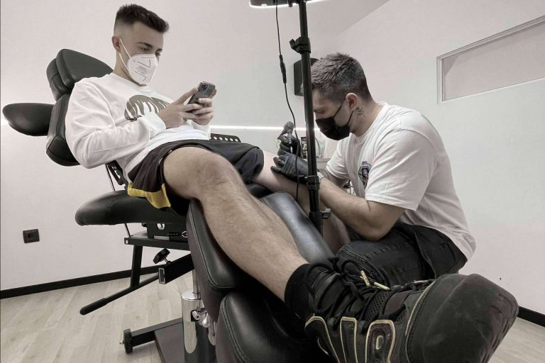Uno de los mejores tatuadores de España, Carlos Losie, tatúa a un cantante muy conocido a nivel internacional