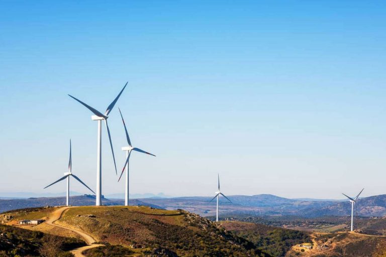 Los principales motivos por los cuales es importante mejorar la eficiencia energética en negocios y hogares