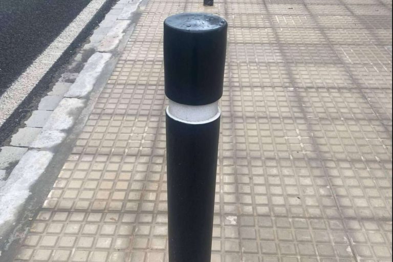 Pilonas de plástico reciclado con banda reflectante para delimitar los espacios de forma sostenible, por GB Solutions