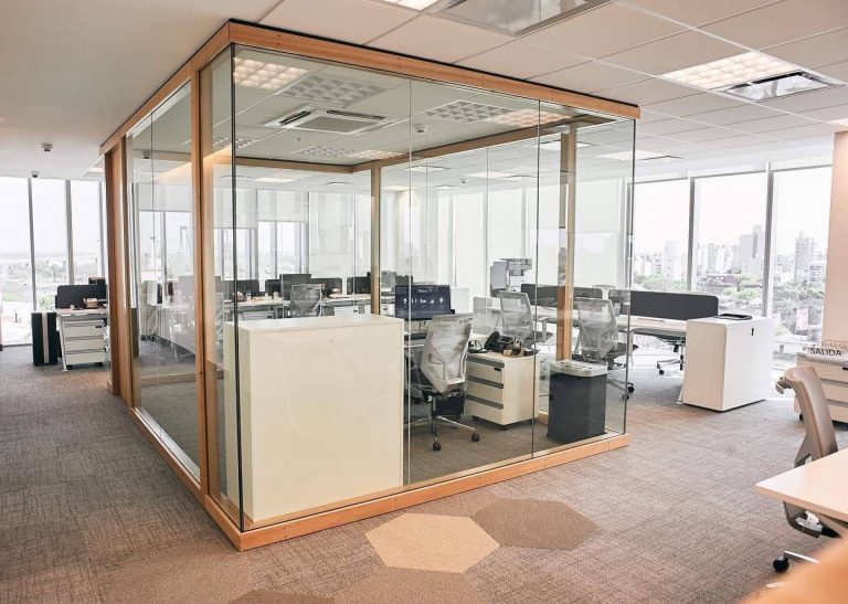 Separar espacios a través de los cerramientos de cristal de Valencia Reformas