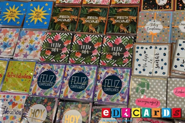 El valor añadido de un regalo es un bonito papel de regalo y una tarjeta de felicitación