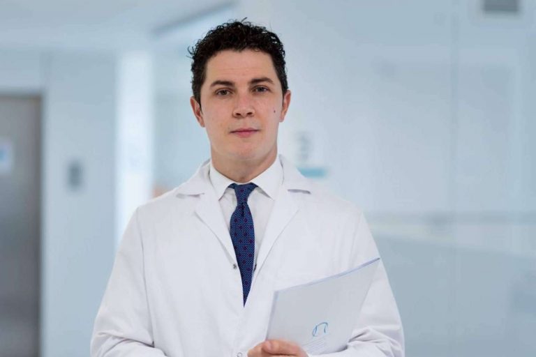 Muchas mujeres apuestan por la reducción de pecho de la mano del Dr. Marco Amaya, una eminencia de la medicina