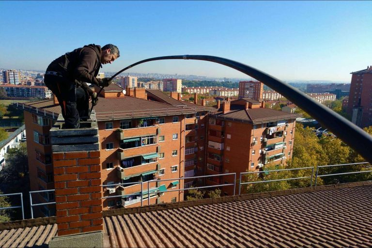 Su Deshollinador ayuda a aprovechar la ceniza de la chimenea