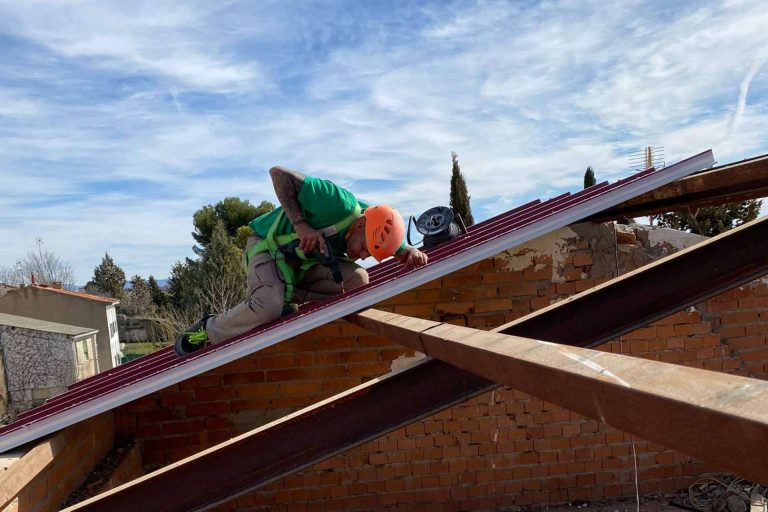 Sustitución tejado uralita por panel sándwich de la mano de Arkitex Pro Asistencia