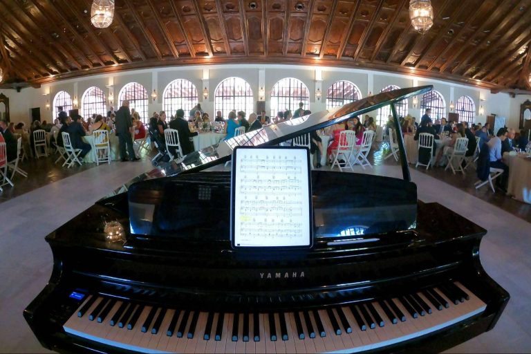 La música de piano en las bodas, una tendencia que aviva emociones