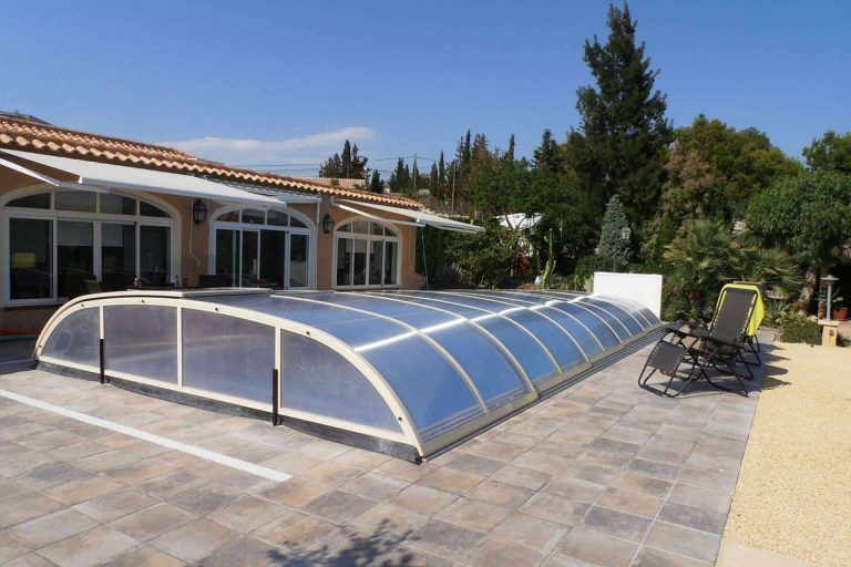 COVERTTO instala cubiertas de piscinas para protegerlas a lo largo de todo el año