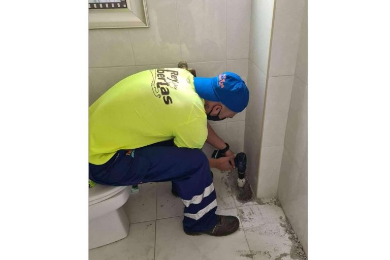 Rey Tuberías garantiza desatascos eficientes y económicos en Málaga a través de sus fontaneros profesionales