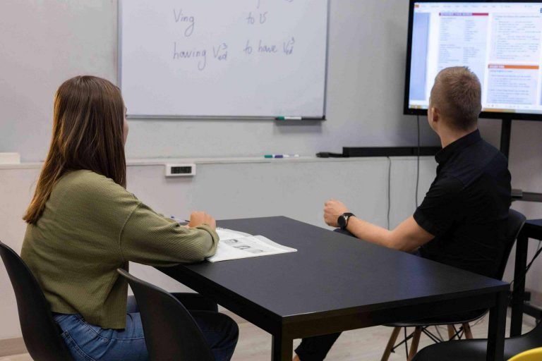 Bravo Academy ofrece clases de inglés online y presenciales para adaptarse a los requisitos de cada alumno