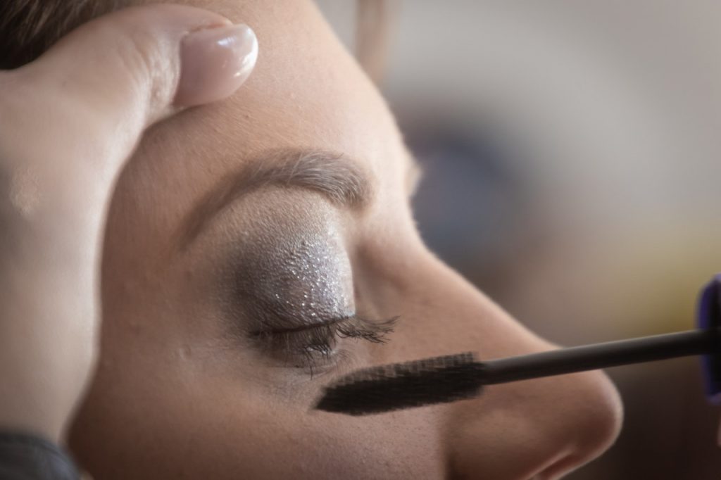 Estos son los riesgos para la salud de usar maquillaje