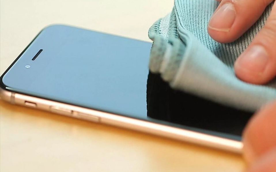 El producto que limpia la pantalla de tu móvil mejor que el alcohol y el papel higiénico