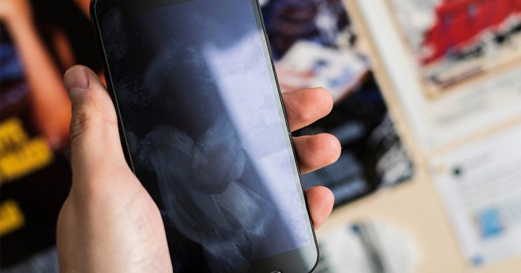 El producto que limpia la pantalla de tu móvil mejor que el alcohol y el papel higiénico