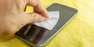 El producto que limpia la pantalla de tu móvil mejor que el alcohol y el papel higiénico