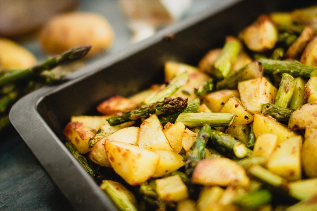 Cómo hacer unas patatas a lo pobre de escándalo en el horno