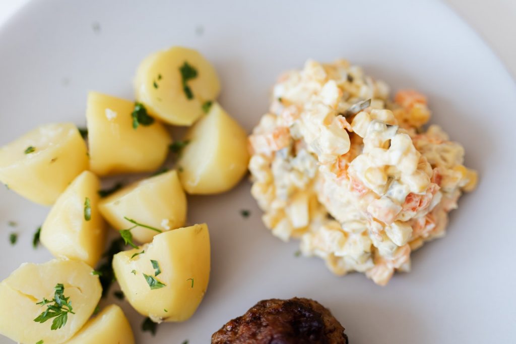 Cómo hacer unas patatas a lo pobre de escándalo en el horno
