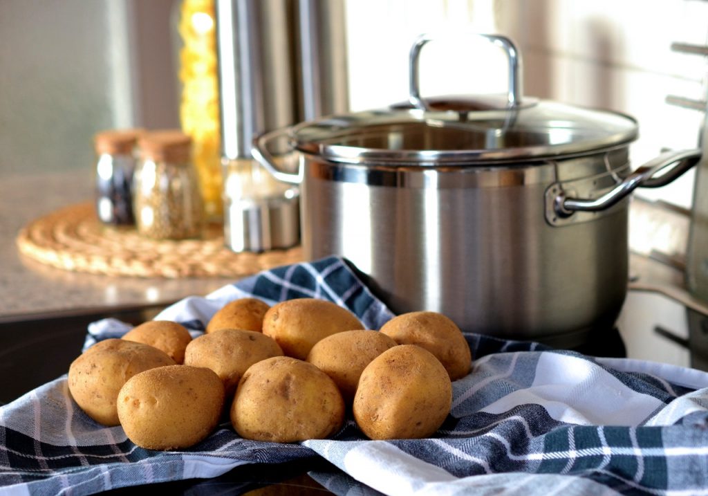 Cómo hacer unas patatas a lo pobre de escándalo en el horno
