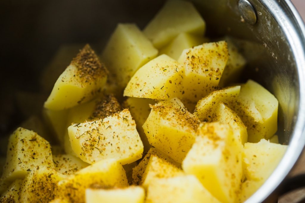 Cómo hacer unas patatas a lo pobre de escándalo en el horno