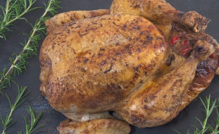 El secreto para hacer un pollo asado relleno bien jugoso