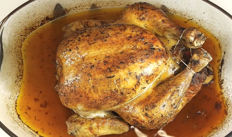 El secreto para hacer un pollo asado relleno bien jugoso