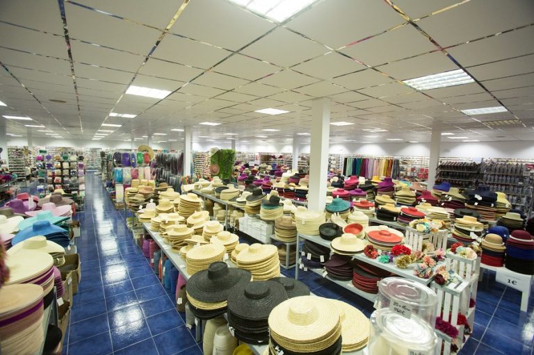 ¿Tienes una boda y no tienes mucho presupuesto? Diseña tu tocado o pamela