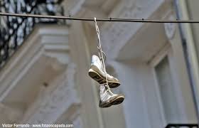 Qué significan las zapatillas colgadas en los cables de luz