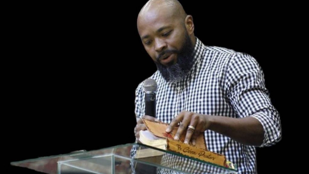 César Prates, uno de los exfutbolistas que fue pastor