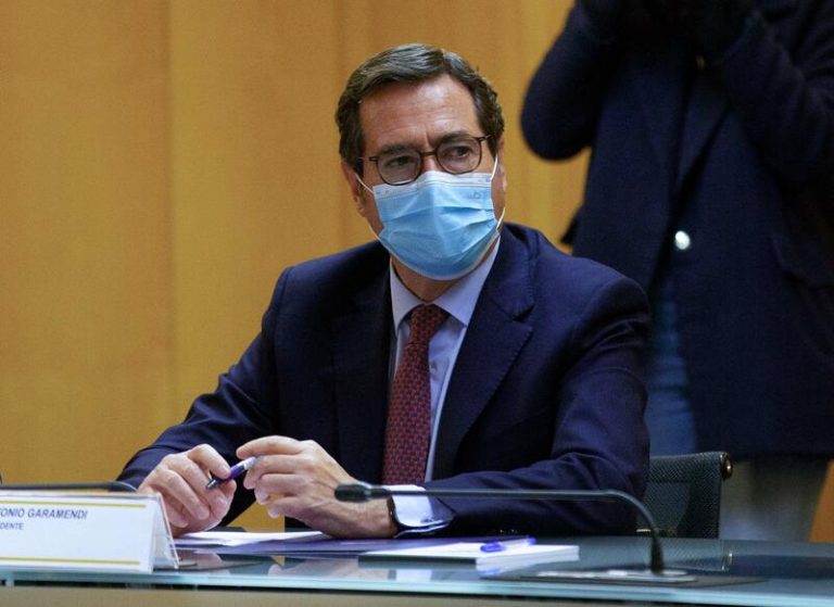 La CEOE critica que el anticipo a las gasolineras por la rebaja del combustible no se abone previamente