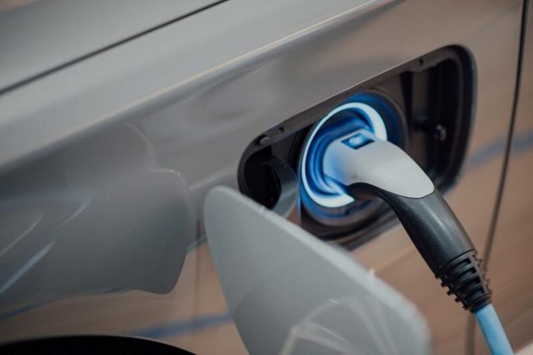 Las ventas de vehículos electrificados crecen casi un 21% en marzo, superando las 8.000 unidades