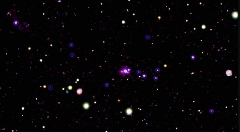 Revelan 14 agujeros negros supermasivos en crecimiento activo alrededor de la galaxia Telaraña