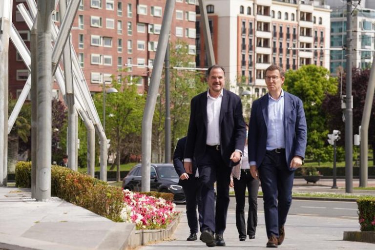 Iturgaiz destaca que Núñez Feijóo ha hecho su equipo