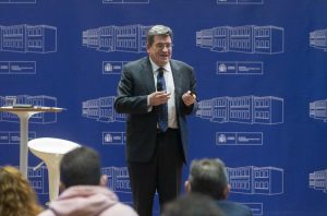 Escrivá destaca que continúa el dinamismo del empleo "pese a la guerra"
