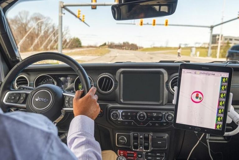 Stellantis prueba tecnologías de avisos de seguridad en tiempo real en vehículos conectados