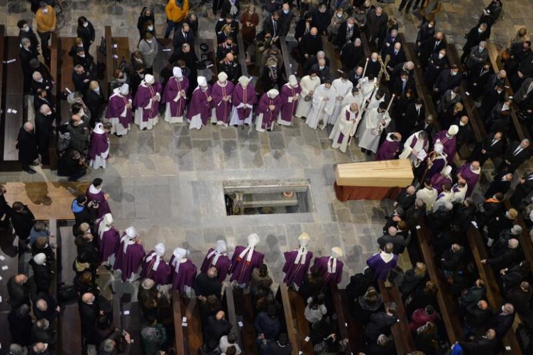 Unas 1.000 personas asisten al funeral y entierro del obispo Francesc Pardo en la Catedral de Girona