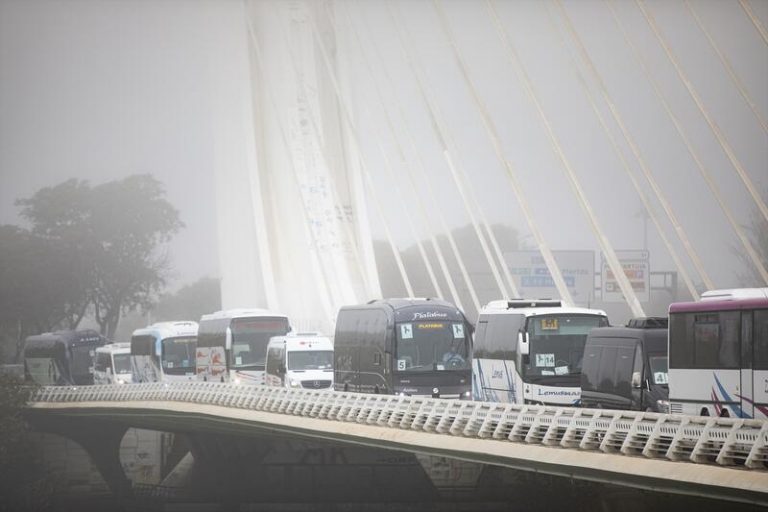 El sector del autocar pide una revisión de precios para paliar el impacto del alza de los carburantes