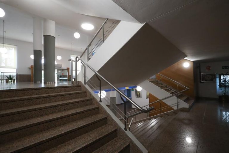 El TS avala anular una orden de la Xunta y reconoce derecho a cobrar complemento de carrera sin exigir funcionarización