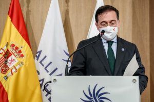Albares evita aclarar si España expulsará al embajador ruso tras los "crímenes de guerra" en Bucha