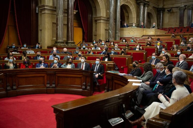 El Parlament vota esta semana una moción para cesar al consejero de Educación tras la huelga educativa
