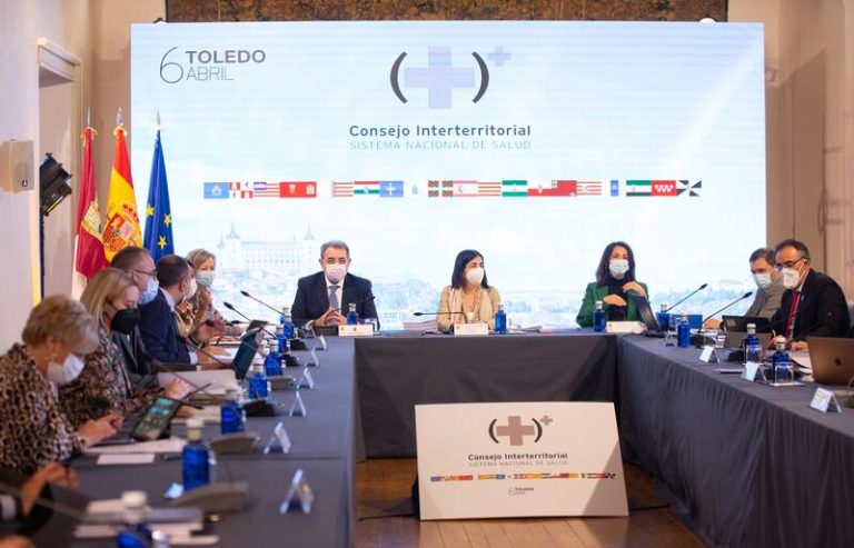 Darias anuncia que las mascarillas dejarán de ser obligatorias en interiores el 20 de abril