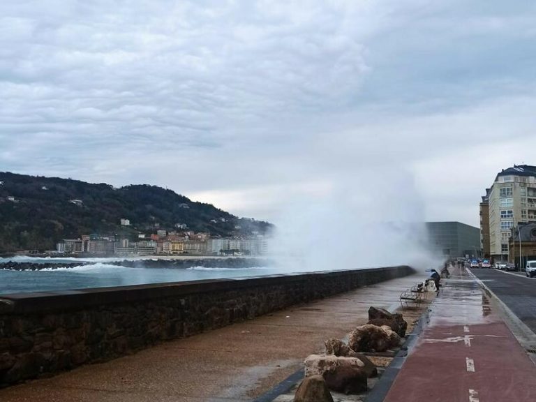 La borrasca 'Diego' dejará un sábado con lluvias en el norte, vientos fuertes y riesgo por olas en País Vasco y Gerona