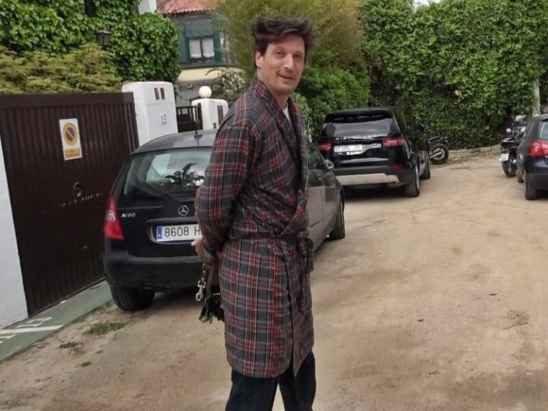 Luis Medina sale a pasear el perro en pijama